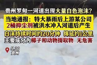 今年这圣诞老人有2米？文班扮演圣诞老人 为小朋友派发礼物